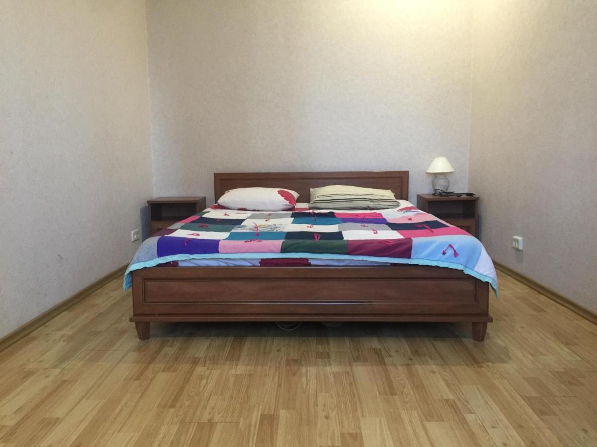 Apartment Near Train Station And Close To City Center Kiev Buitenkant foto