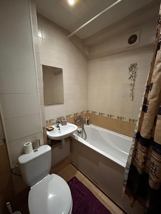 Apartment Near Train Station And Close To City Center Kiev Buitenkant foto